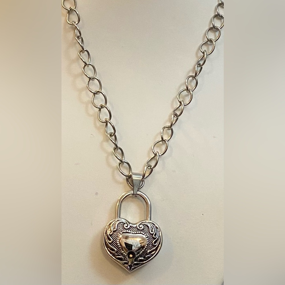 NEW Lock & Key necklace FINAL - Picture 2 of 4
